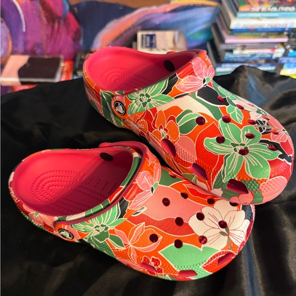 CROCS Floral Clogs - Picture 2 of 4